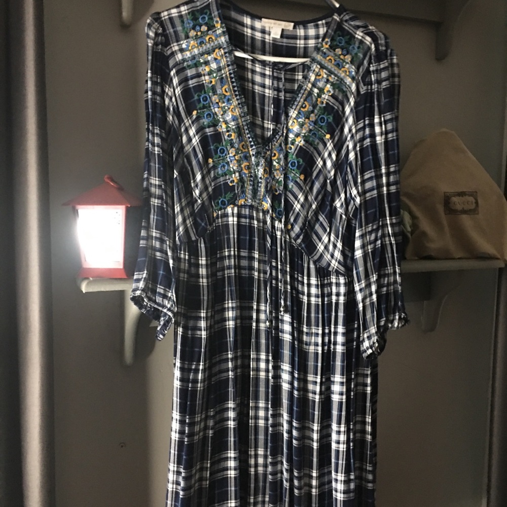 Plaid navy blue white embroidered dress 3/4 length sleeve knee length.